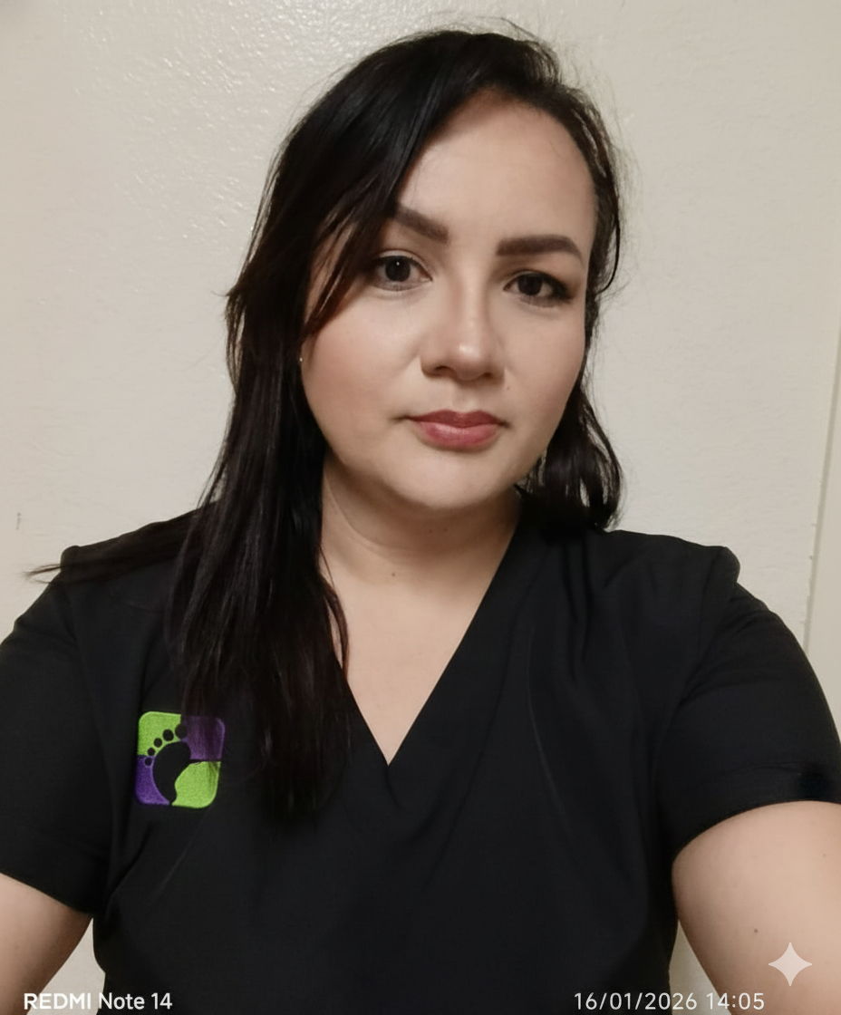 Doctora Josefina Gutierrez - Podóloga especialista con sonrisa profesional y bata médica