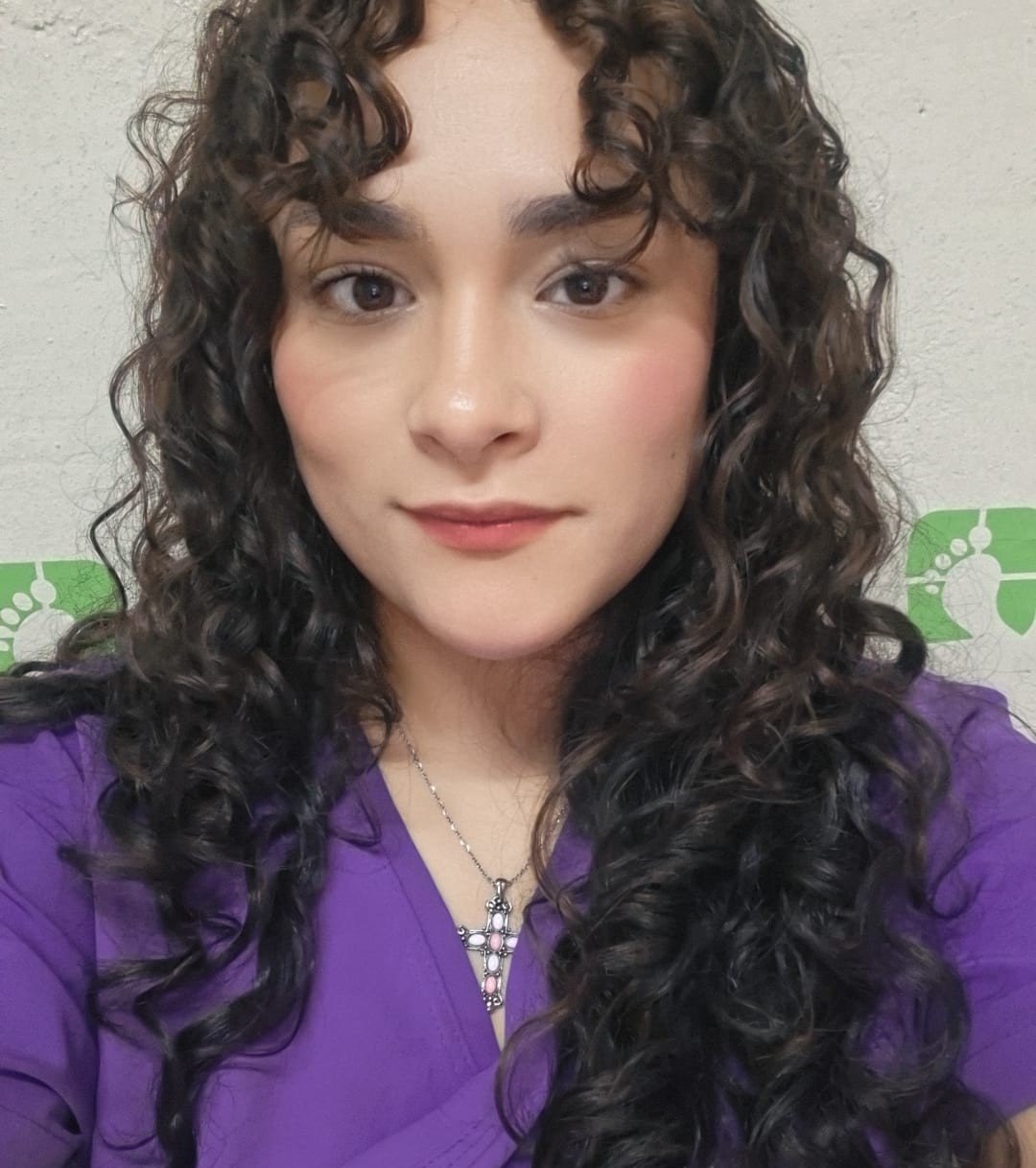 Doctora Maria Lopez - Podóloga especialista con expresión profesional y estetoscopio